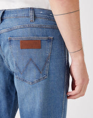 WRANGLER GREENSBORO MĘSKIE SPODNIE JEANSOWE DUSKY CLOUD W15QYJ38R 112145842