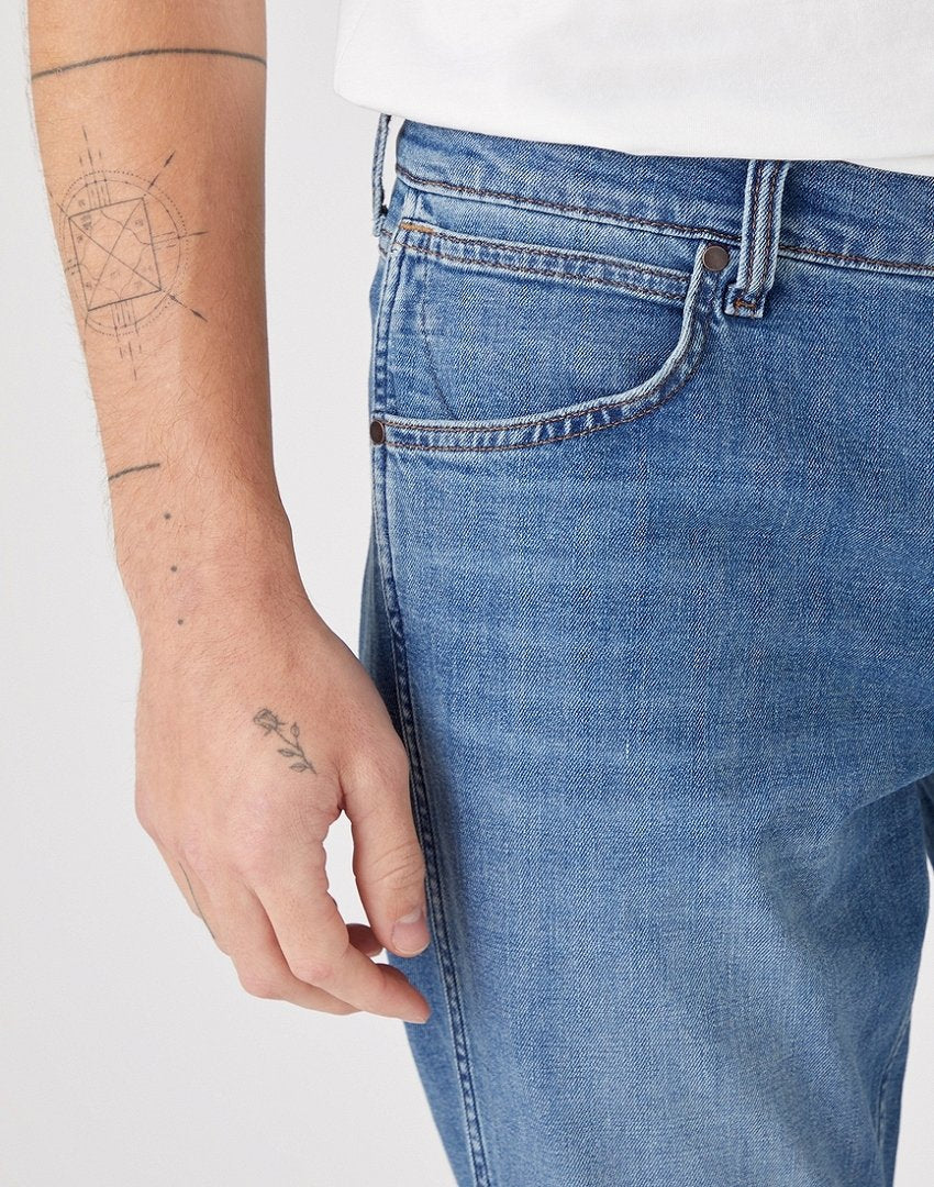 WRANGLER GREENSBORO MĘSKIE SPODNIE JEANSOWE DUSKY CLOUD W15QYJ38R 112145842