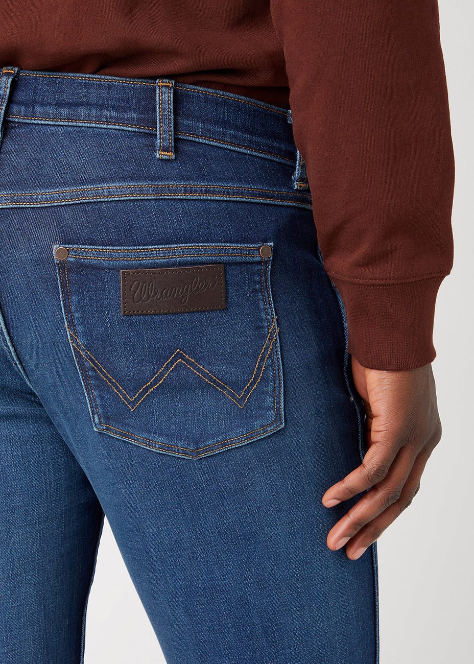 WRANGLER GREENSBORO MĘSKIE SPODNIE JEANSOWE GREEN FUZZ W15QMQ350