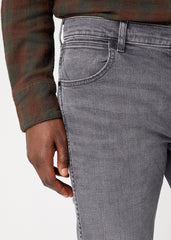 WRANGLER GREENSBORO MĘSKIE SPODNIE JEANSOWE IN SPACE W15Q29353
