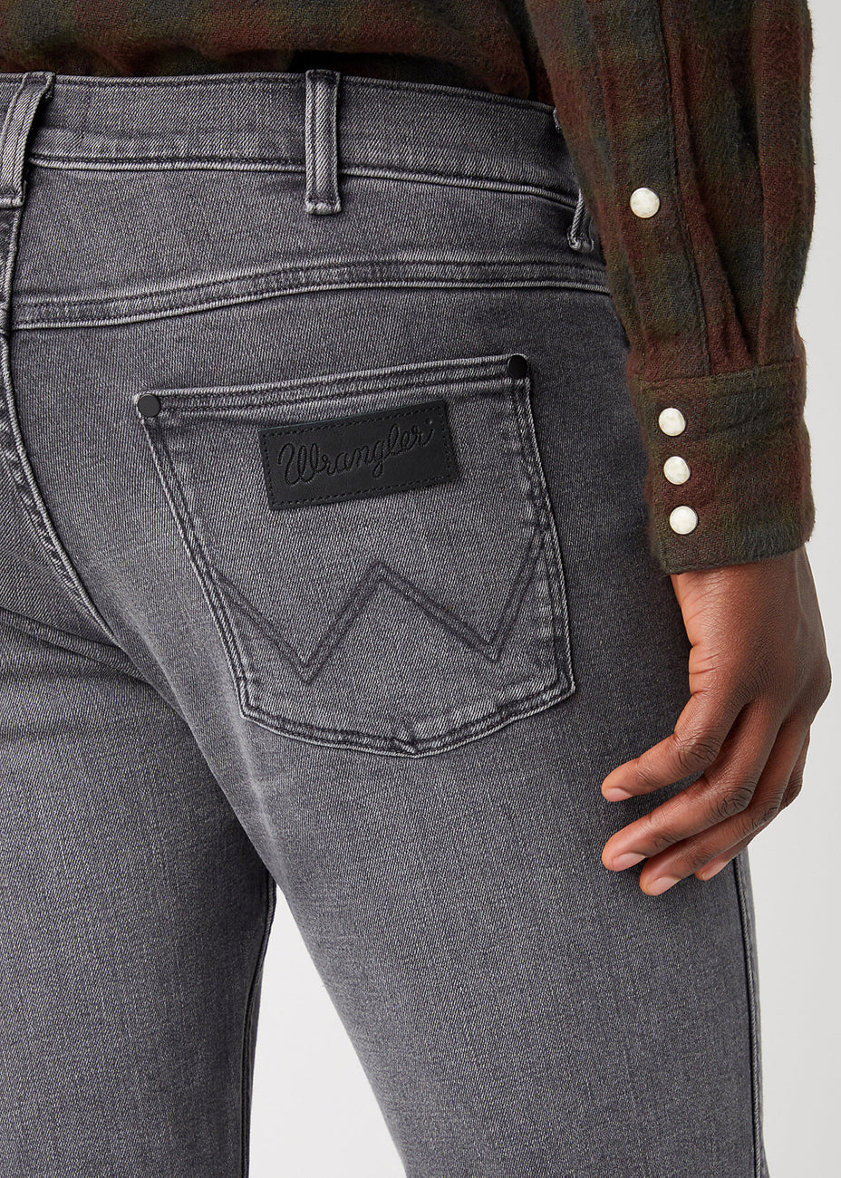 WRANGLER GREENSBORO MĘSKIE SPODNIE JEANSOWE IN SPACE W15Q29353