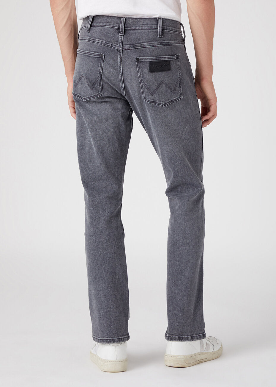 WRANGLER GREENSBORO MĘSKIE SPODNIE JEANSOWE JEANSY EBONY SKY W15Q29Z47 112330502