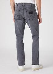 WRANGLER GREENSBORO MĘSKIE SPODNIE JEANSOWE JEANSY EBONY SKY W15Q29Z47 112330502