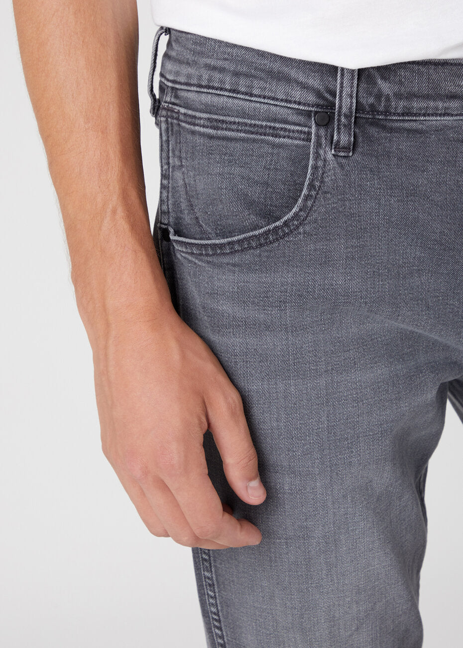 WRANGLER GREENSBORO MĘSKIE SPODNIE JEANSOWE JEANSY EBONY SKY W15Q29Z47 112330502