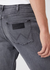 WRANGLER GREENSBORO MĘSKIE SPODNIE JEANSOWE JEANSY EBONY SKY W15Q29Z47 112330502