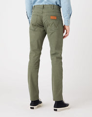 WRANGLER GREENSBORO MĘSKIE SPODNIE JEANSOWE MILITARE GREEN W15Q71G40 112319944