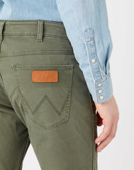WRANGLER GREENSBORO MĘSKIE SPODNIE JEANSOWE MILITARE GREEN W15Q71G40 112319944