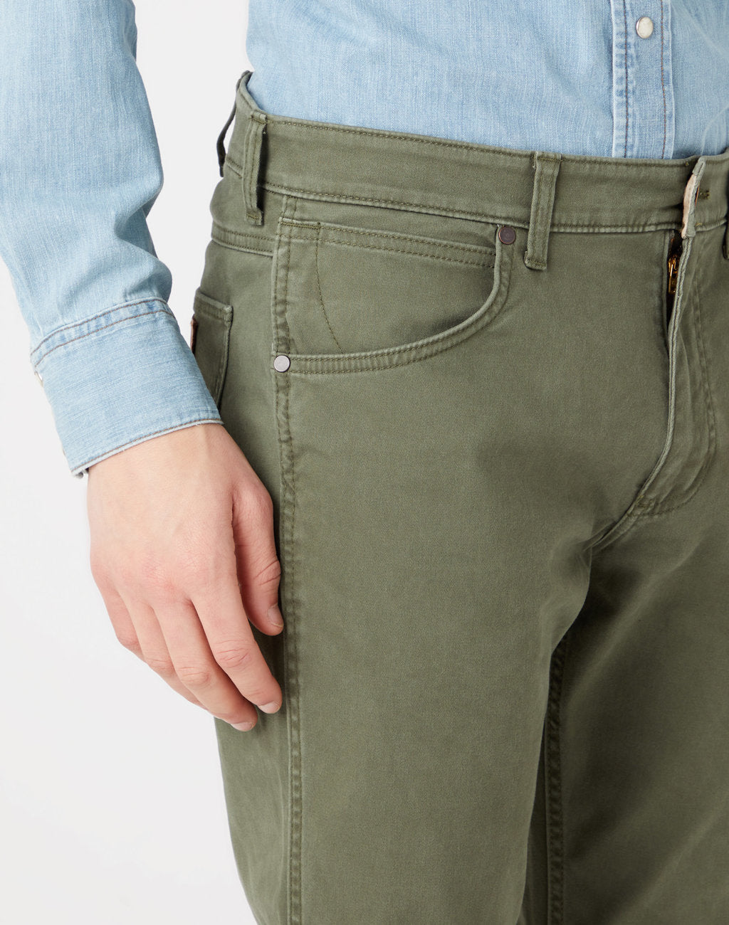 WRANGLER GREENSBORO MĘSKIE SPODNIE JEANSOWE MILITARE GREEN W15Q71G40 112319944