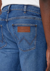 WRANGLER GREENSBORO MĘSKIE SPODNIE JEANSOWE NEPTUN W15QU8399