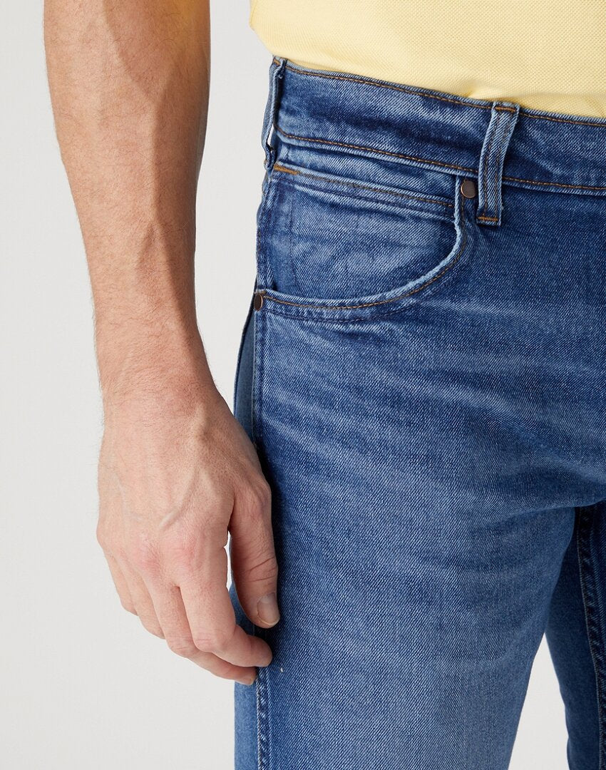 WRANGLER GREENSBORO MĘSKIE SPODNIE JEANSOWE SMOKE SEA W15QYLZ71 112330503