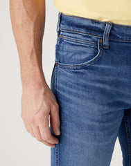 WRANGLER GREENSBORO MĘSKIE SPODNIE JEANSOWE SMOKE SEA W15QYLZ71 112330503