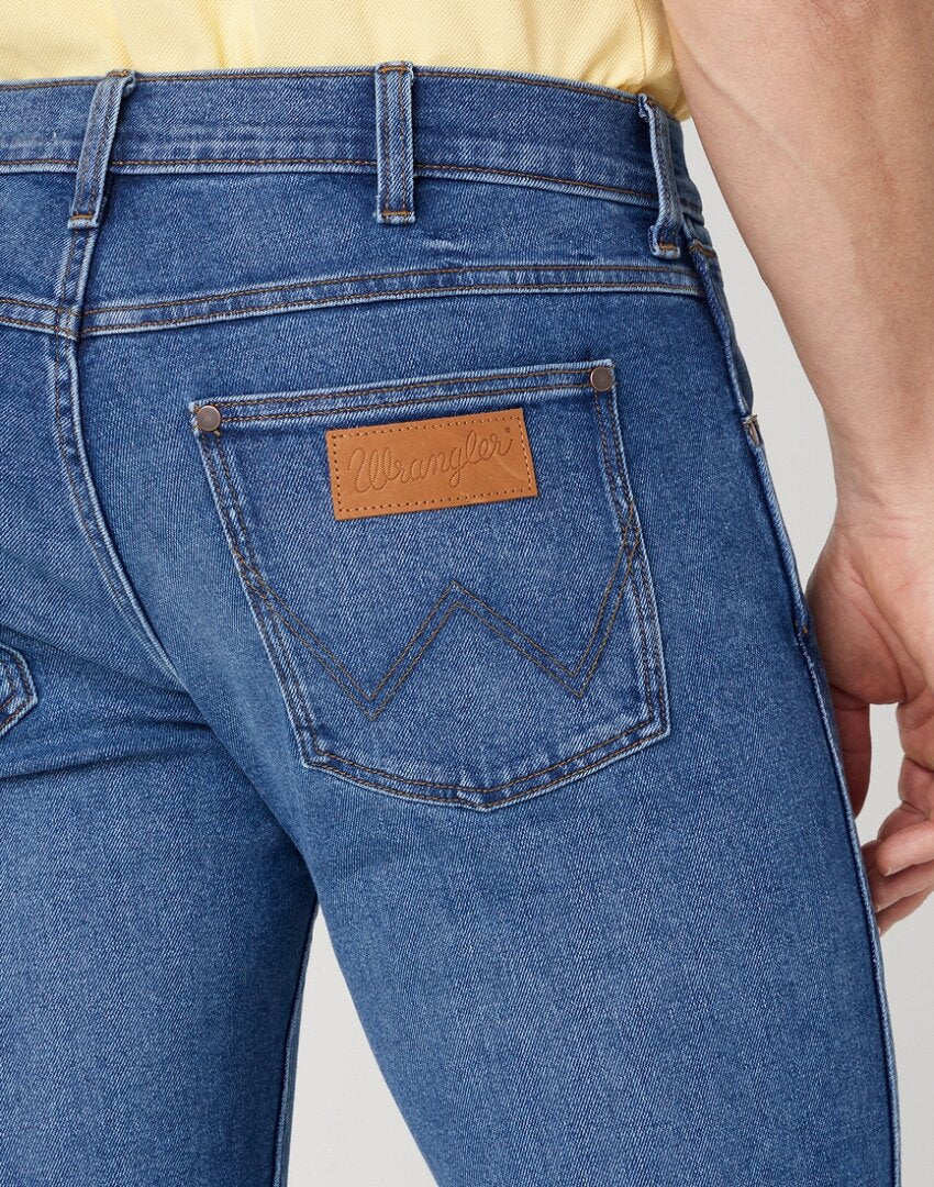 WRANGLER GREENSBORO MĘSKIE SPODNIE JEANSOWE SMOKE SEA W15QYLZ71 112330503