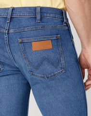 WRANGLER GREENSBORO MĘSKIE SPODNIE JEANSOWE SMOKE SEA W15QYLZ71 112330503
