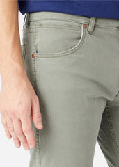 WRANGLER GREENSBORO MĘSKIE SPODNIE MATERIAŁOWE DUSTY OLIVE W15QY665M 112145836