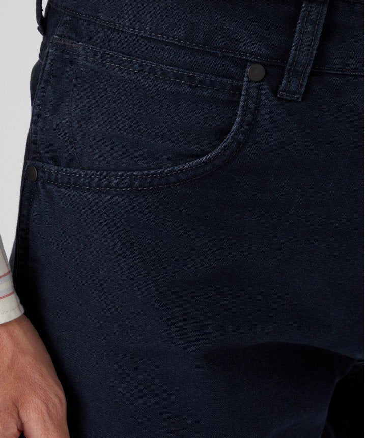 WRANGLER GREENSBORO MĘSKIE SPODNIE MATERIAŁOWE JEANSY DARK NAVY W15QDRXAE 112334235
