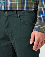 WRANGLER GREENSBORO MĘSKIE SPODNIE MATERIAŁOWE MATERIAŁ CHINO SCARAB 112358920 W15Q008868