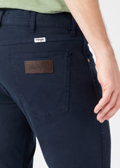 WRANGLER GREENSBORO MĘSKIE SPODNIE MATERIAŁOWE NAVY W15QY6114 112145835