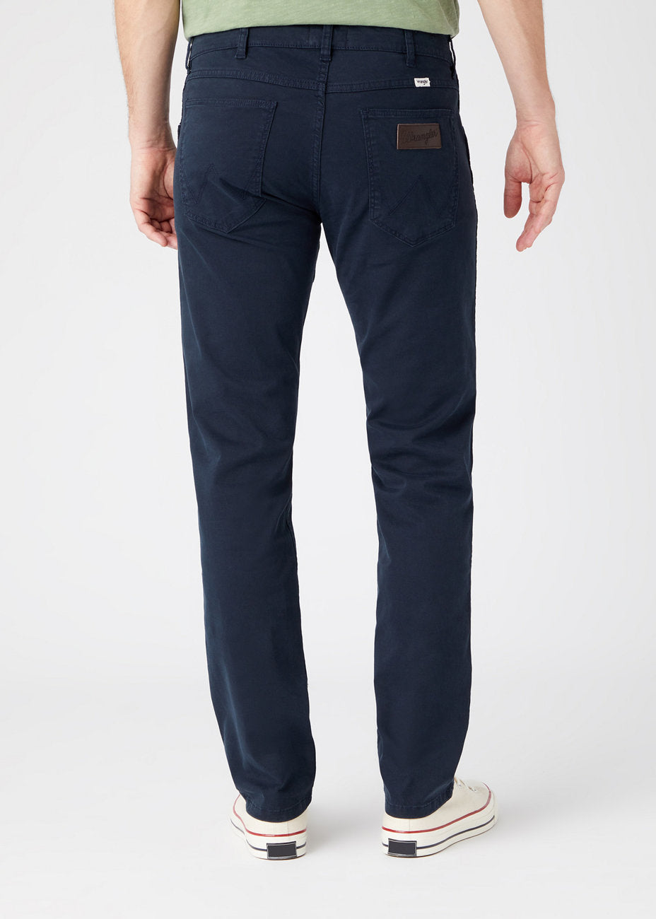 WRANGLER GREENSBORO MĘSKIE SPODNIE MATERIAŁOWE NAVY W15QY6114 112145835