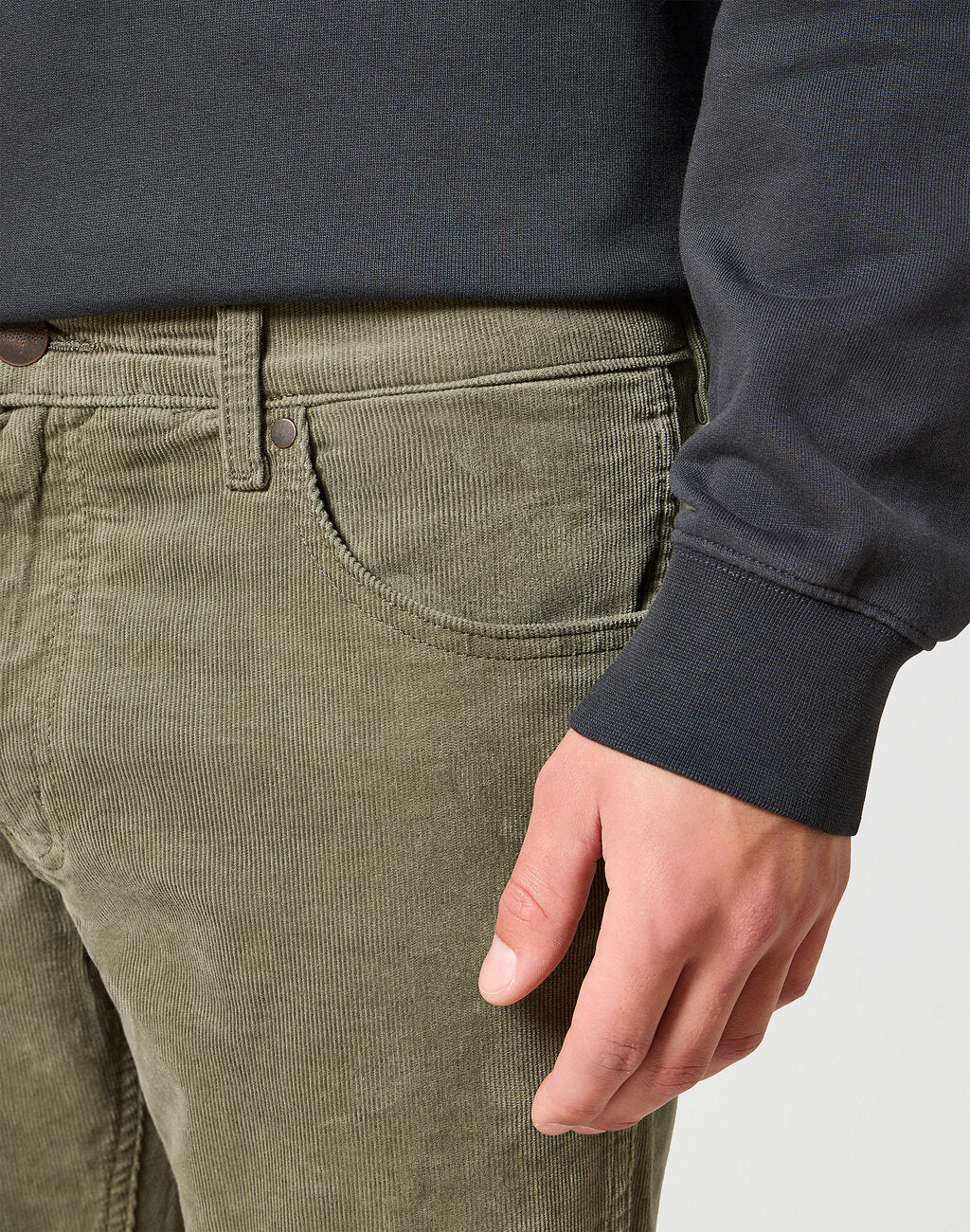 Męskie Spodnie Materiałowe Sztruksowe Wrangler Greensboro Dusty Olive 112356861 W15Q018011
