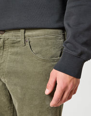 Męskie Spodnie Materiałowe Sztruksowe Wrangler Greensboro Dusty Olive 112356861 W15Q018011