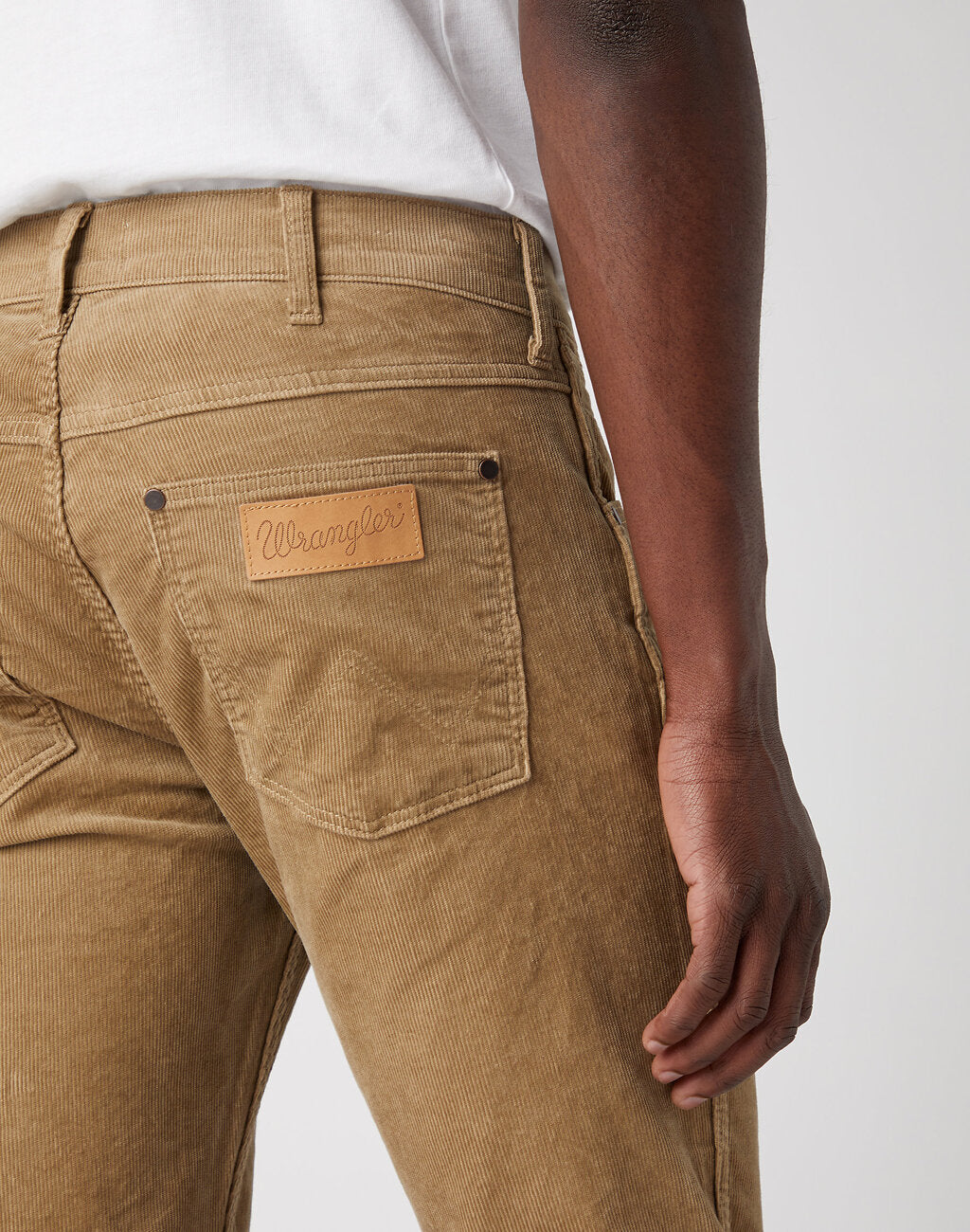 WRANGLER GREENSBORO MĘSKIE SPODNIE SZTRUKSOWE SZTRUKSY SZTRUKS LEAD GREY W15QLMM24
