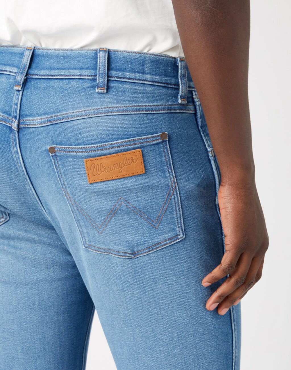 WRANGLER LARSTON MĘSKIE SPODNIE JEANSOWE COSMIC W18SMJ347