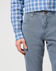 WRANGLER MĘSKIE SPODNIE JEANSOWE GREENSBORO DUSTY BLUE 112362404