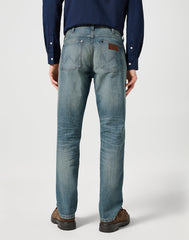 WRANGLER MĘSKIE SPODNIE JEANSOWE GREENSBORO SAGE WASH 112357417 W15Q008821
