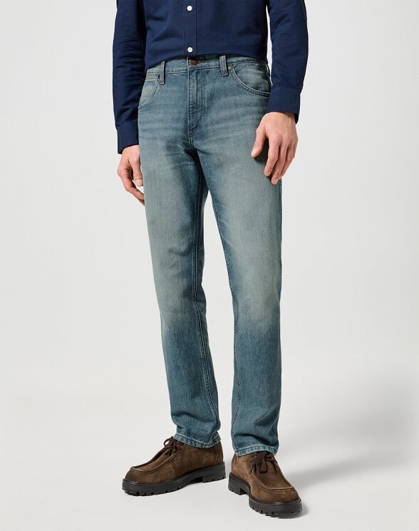 WRANGLER MĘSKIE SPODNIE JEANSOWE GREENSBORO SAGE WASH 112357417 W15Q008821