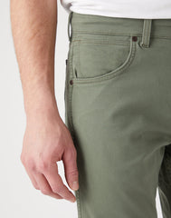 Męskie Spodnie Materiałowe Wrangler Greensboro Dusty Olive 112341466 W15Q018115