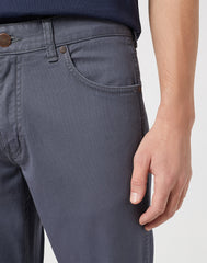 WRANGLER MĘSKIE SPODNIE MATERIAŁOWE GREENSBORO TURBULENCE 112350801