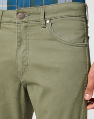 WRANGLER MĘSKIE SPODNIE MATERIAŁOWE LARSTON DUSTY OLIVE 112356816 W18S014024