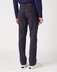 WRANGLER MESKIE SPODNIE MATERIAŁOWE MATERIAŁ GREENSBORO DARK NAVY W15QLNXAE
