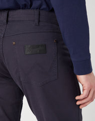 WRANGLER MESKIE SPODNIE MATERIAŁOWE MATERIAŁ GREENSBORO DARK NAVY W15QLNXAE