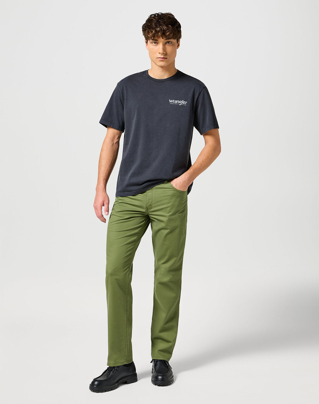 WRANGLER MĘSKIE SPODNIE MATERIAŁOWE TEXAS DUSTY OLIVE 112358215 W121018011
