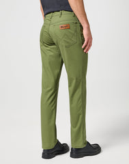 WRANGLER MĘSKIE SPODNIE MATERIAŁOWE TEXAS DUSTY OLIVE 112358215 W121018011