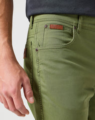 WRANGLER MĘSKIE SPODNIE MATERIAŁOWE TEXAS DUSTY OLIVE 112358215 W121018011