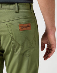 WRANGLER MĘSKIE SPODNIE MATERIAŁOWE TEXAS DUSTY OLIVE 112358215 W121018011