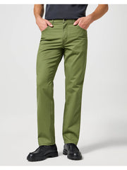 WRANGLER MĘSKIE SPODNIE MATERIAŁOWE TEXAS DUSTY OLIVE 112358215 W121018011