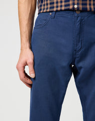WRANGLER MĘSKIE SPODNIE MATERIAŁOWE WRANGLER GREENSBORO NAVY 112362441