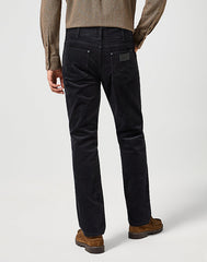 WRANGLER MĘSKIE SPODNIE SZTRUKSOWE GREENSBORO BLACK 112357406 W15Q013729