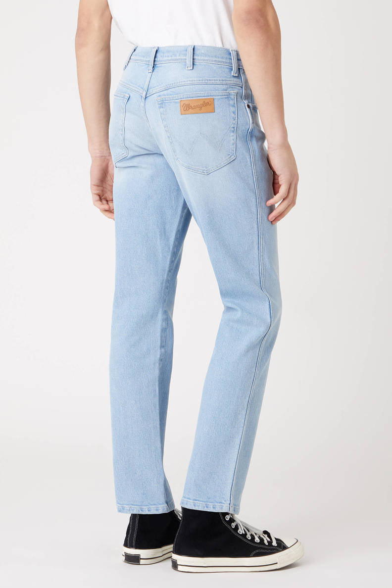 WRANGLER TEXAS SLIM MĘSKIE SPODNIE JEANSOWE CLEAR BLUE W12SZH280 112126539