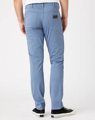 WRANGLER TEXAS SLIM MĘSKIE SPODNIE MATERIAŁOWE BLUE MIRAGE W12SEAXOD 112145793