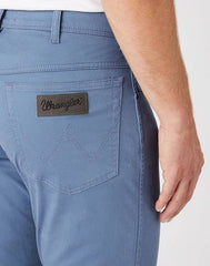 WRANGLER TEXAS SLIM MĘSKIE SPODNIE MATERIAŁOWE BLUE MIRAGE W12SEAXOD 112145793