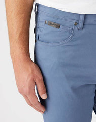 WRANGLER TEXAS SLIM MĘSKIE SPODNIE MATERIAŁOWE BLUE MIRAGE W12SEAXOD 112145793