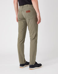 WRANGLER TEXAS SLIM MĘSKIE SPODNIE MATERIAŁOWE DUSTY OLIVE W12SWA275 112126533