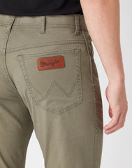 WRANGLER TEXAS SLIM MĘSKIE SPODNIE MATERIAŁOWE DUSTY OLIVE W12SWA275 112126533