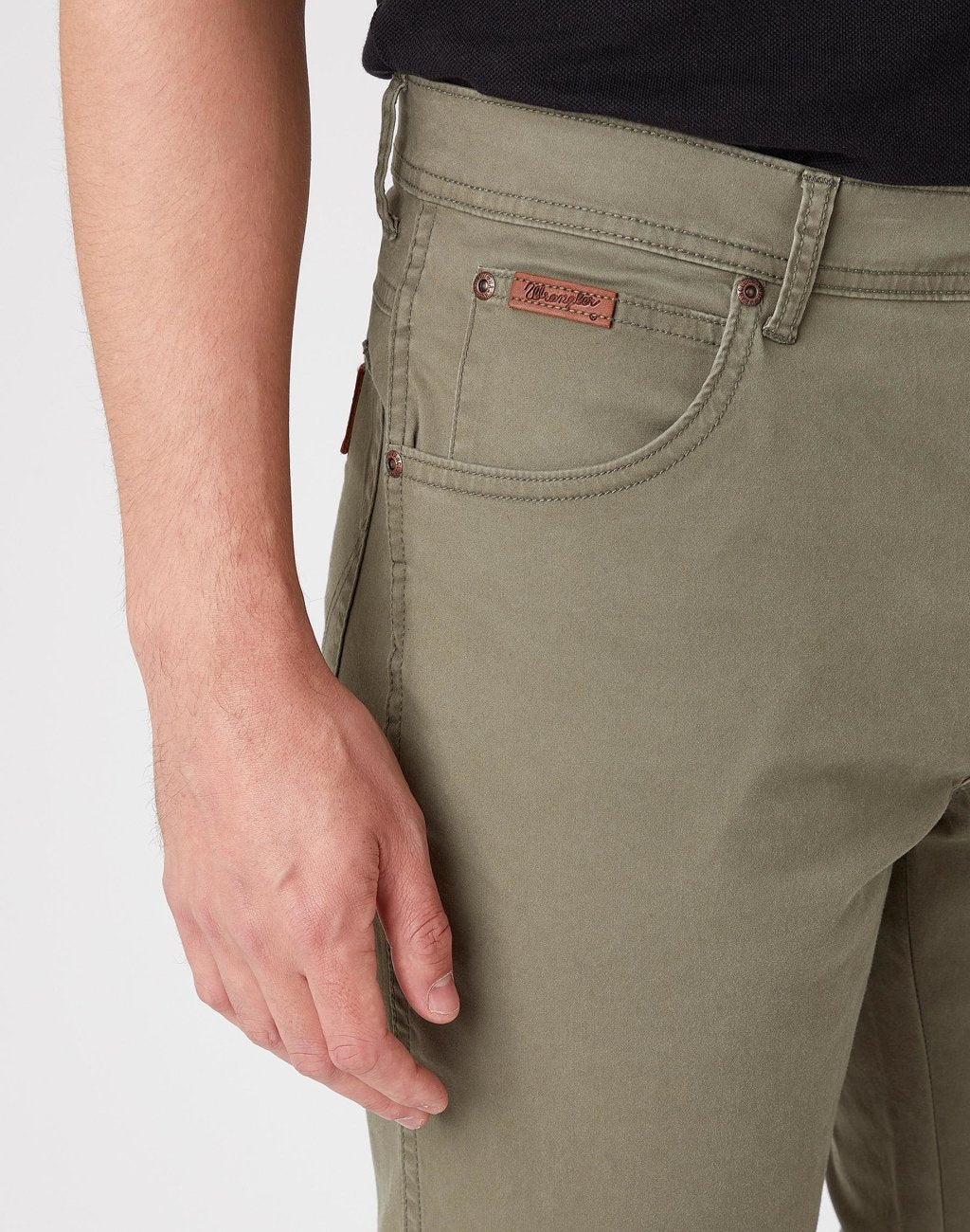 WRANGLER TEXAS SLIM MĘSKIE SPODNIE MATERIAŁOWE DUSTY OLIVE W12SWA275 112126533